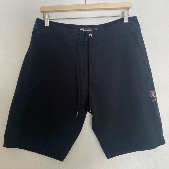 VOLCOM MENS BLACK SWIMMING TRUNKS SIZE 32 - Picture 1 of 5